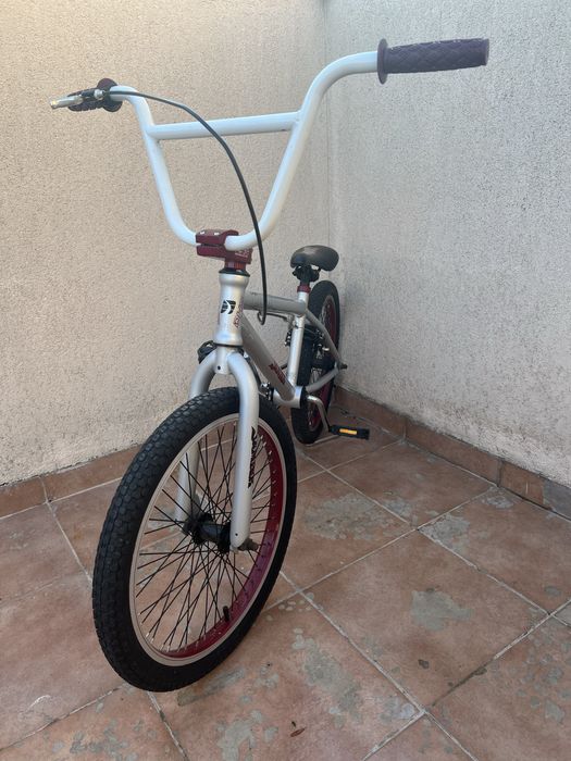 Vând bicicletă BMX DHS