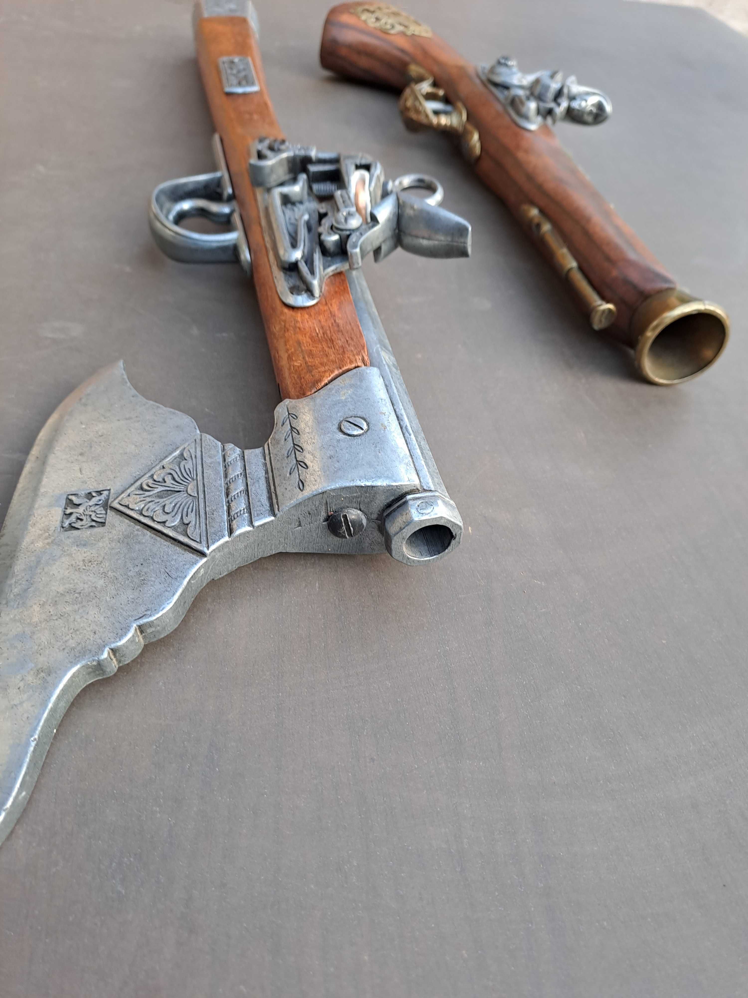 pistol toporisca panoplie lemn alama