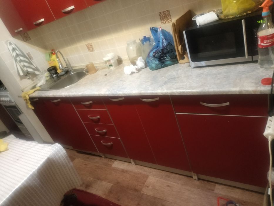 Ас бөлмеге арналған жиһаз, өте жақсы жағдайда сақталған.