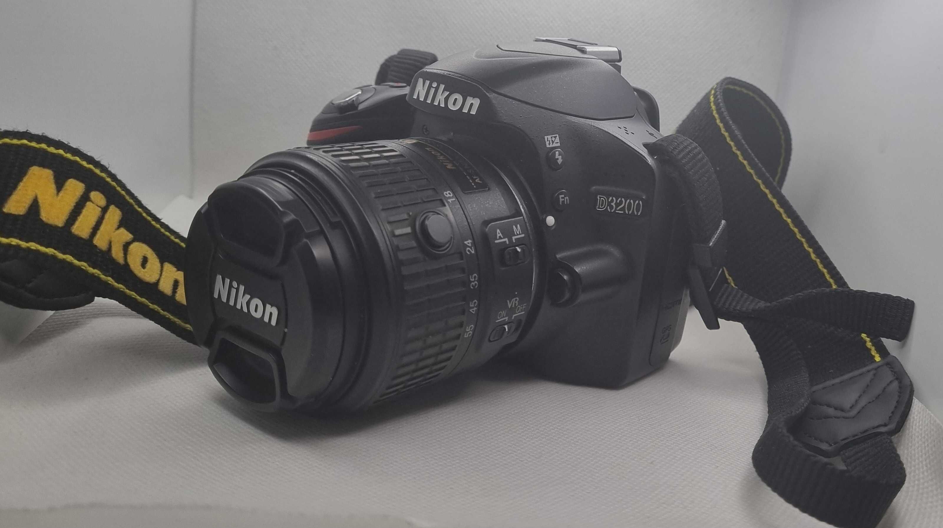 Фотоапарат Nikon D3200 с два обектива