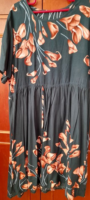 Vând două rochi și doua fuste rochiile sunt doar probate și fustele f