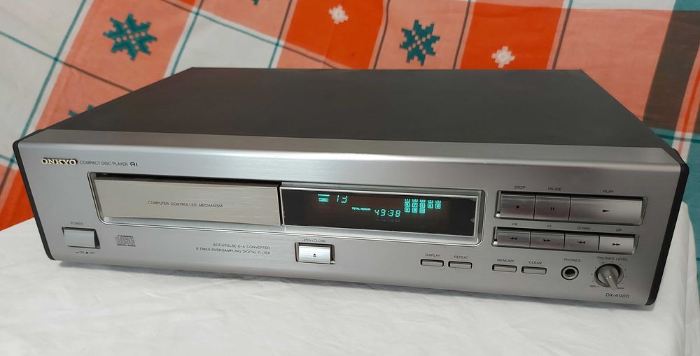 Linie Onkyo compusa din cassette deck, cd player si tuner (radio)