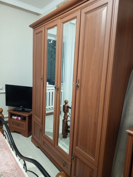 Продам шкаф плательный , комод с зеркалом.