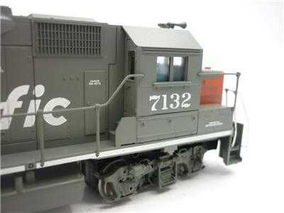 Дизелов локомотив EMD GP40-2 с габарит HO от Athearn,