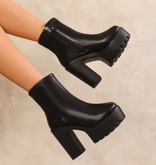 Продаю ботинки на каблуке