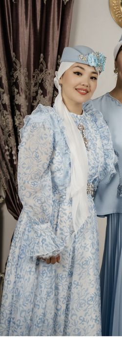 Платье и тюрбан голубого цвета