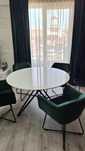 Masa rotunda alba 120cm diametru cu 4 scaune tapitate verde smarald