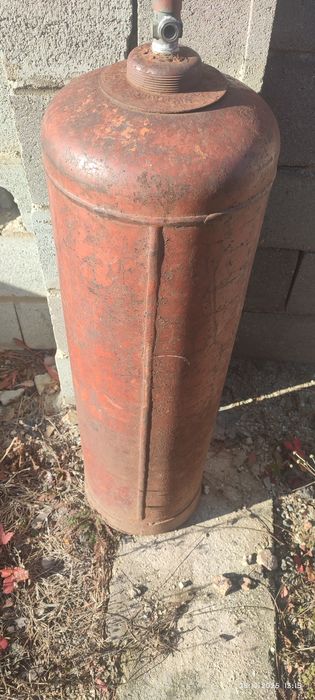 Большой газовый баллон с
