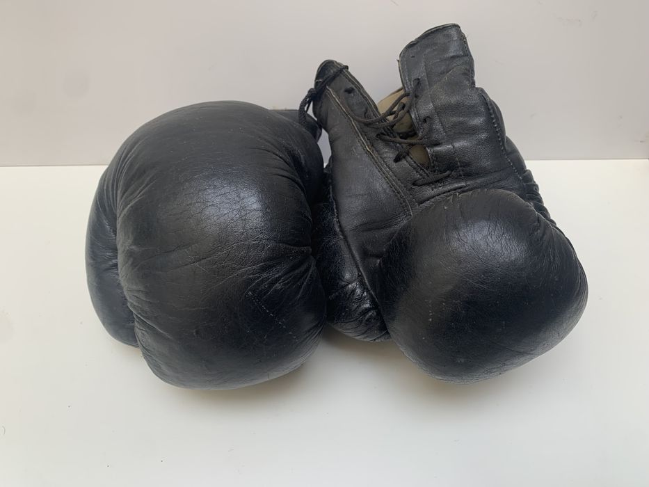 Стари кожени боксови ръкавици