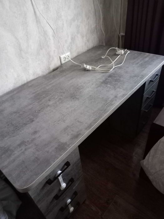 Продается стол письменный