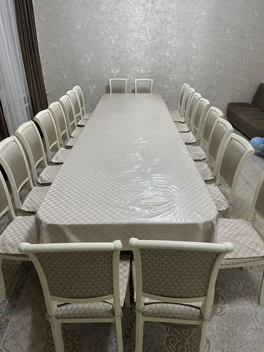 Гостиный стол и стулья