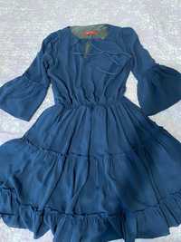 Платье с рюшами синее