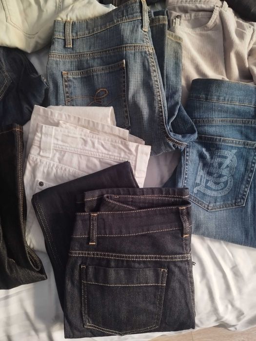 Blugi dama și bărbat fără a fi purtate sunt noi