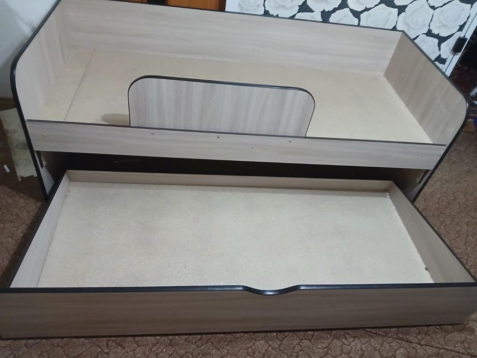 Кровать двухъярусная, выдвижная кровать