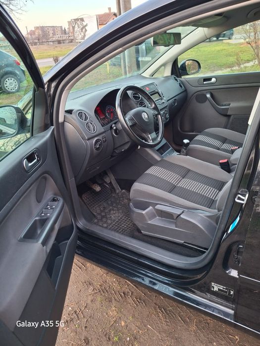 Golf 5 plus 1,6 benzină, 105cai, motor simplu.