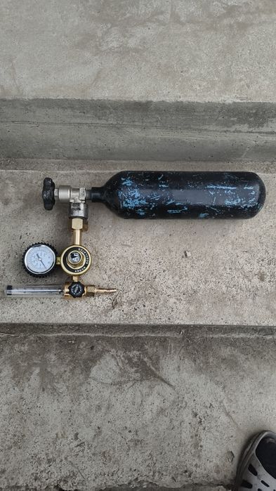 Аргоновый балон с редуктором.