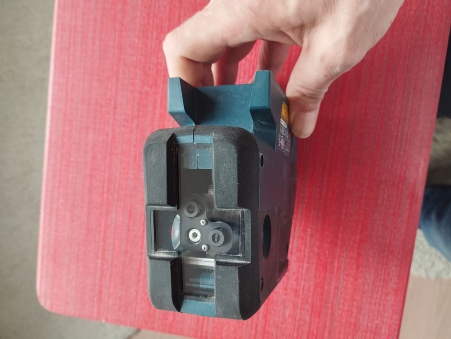 Nivela laser cu linii si puncte Bosch GCL 25 profesional.