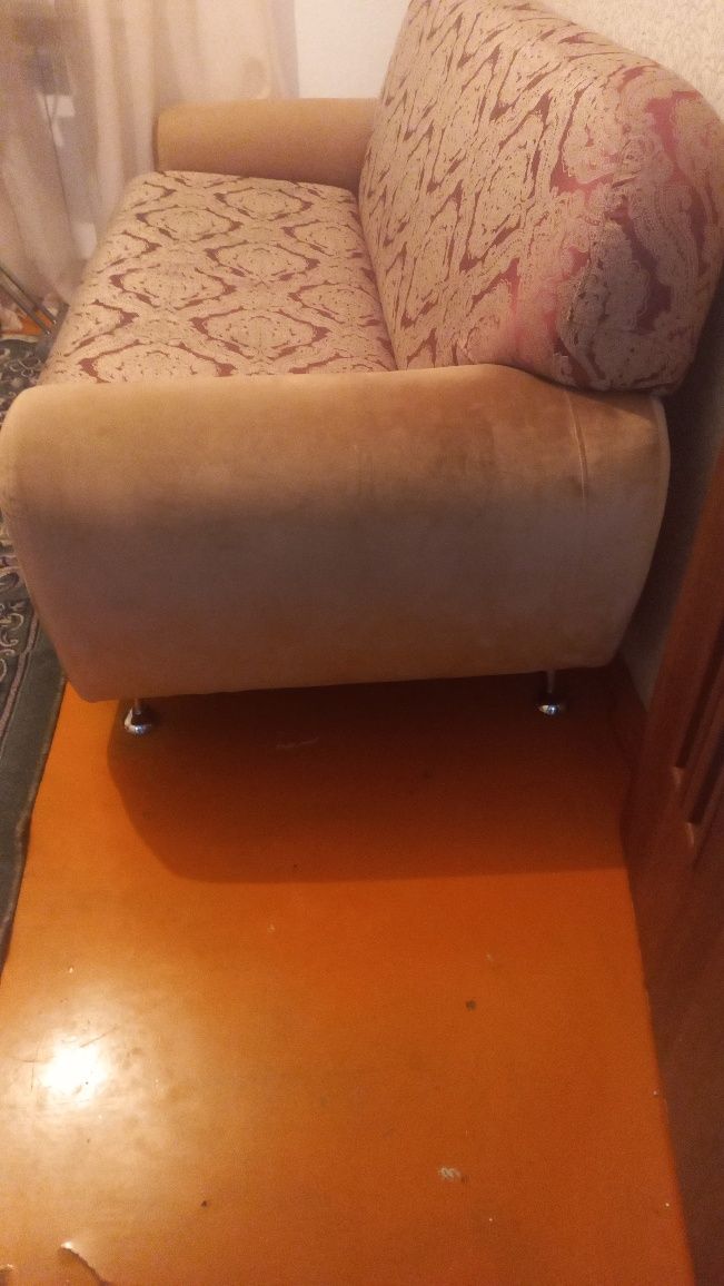 Продам диван в среднем состоянии