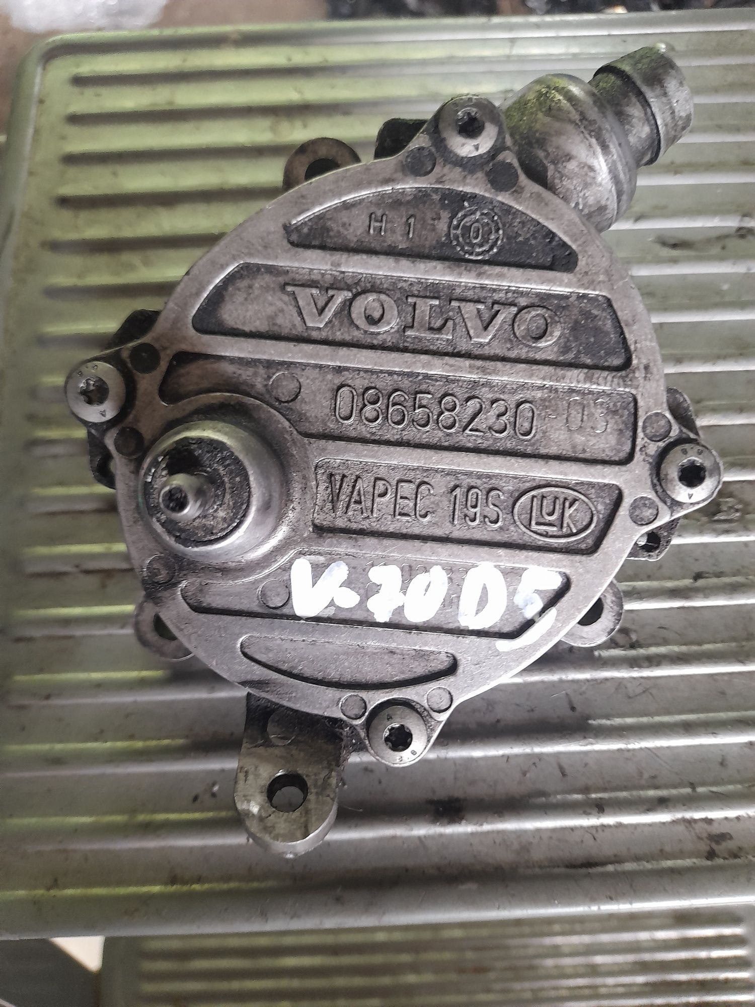 Вакум помпата за Volvo v70