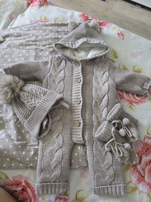 Продам классный костюмчик подоидет с рождения до 5 месяцев примерно