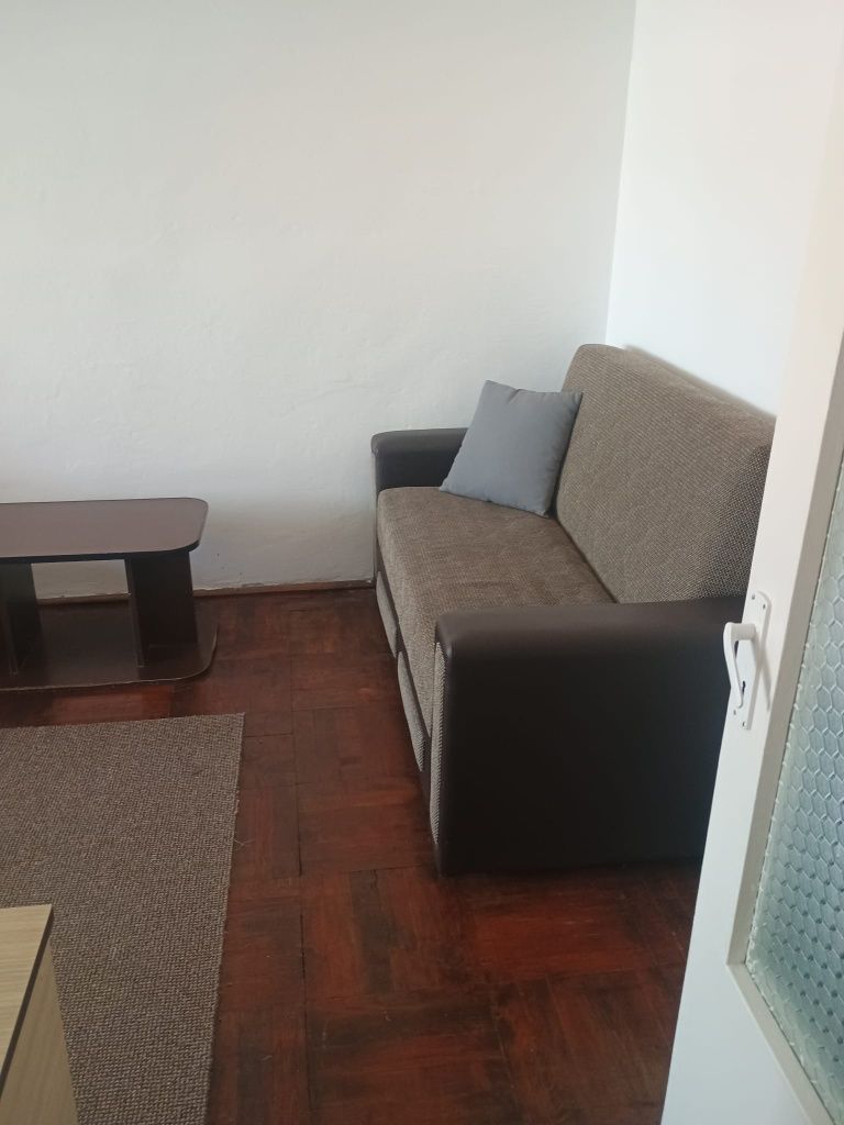 Închiriez apartament cu 2 camere