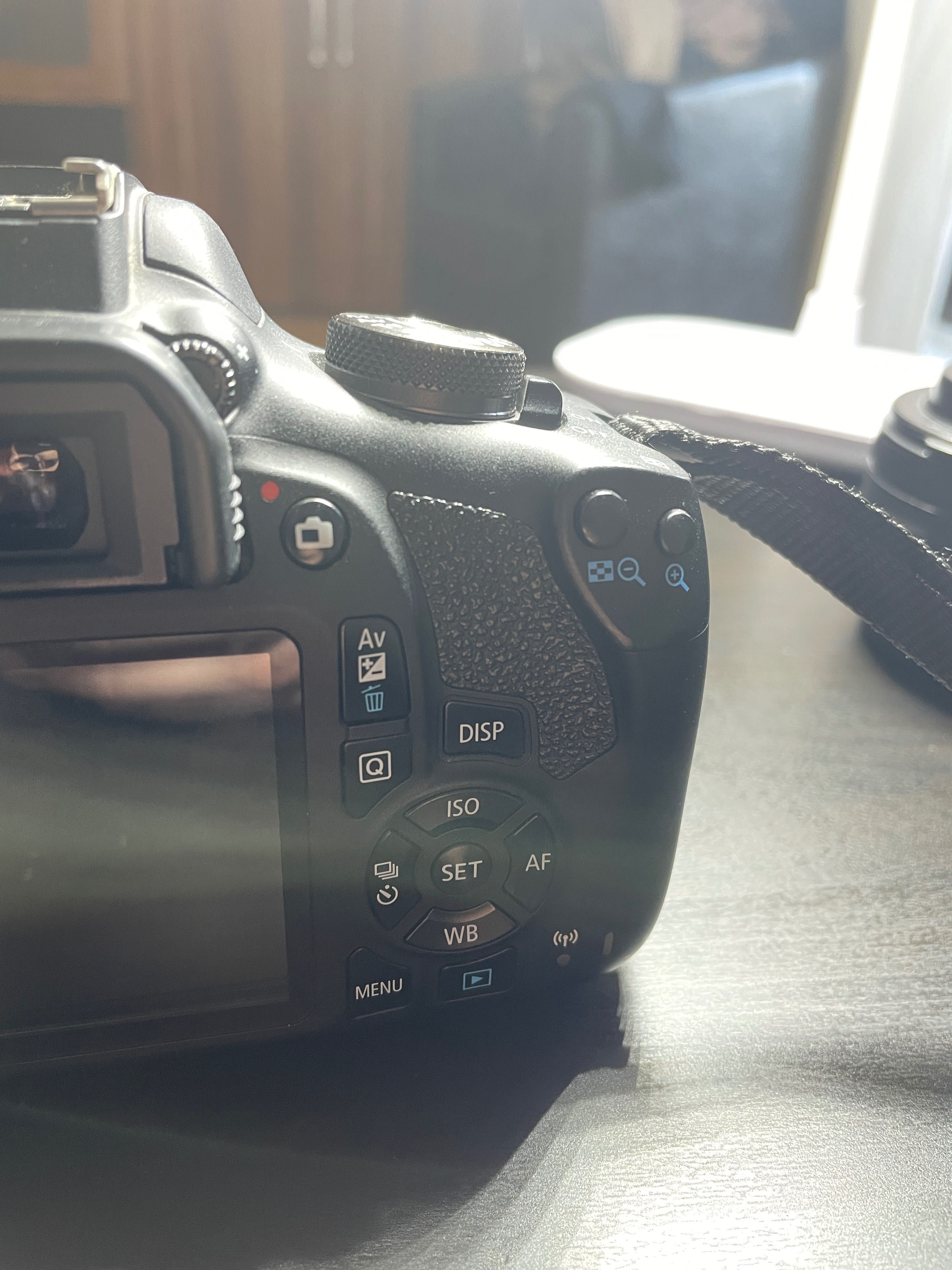 DSLR CanonEOS 2000D,24.1 MP+ obiectiv kit+ obiectiv 50mm f1.8(blur)