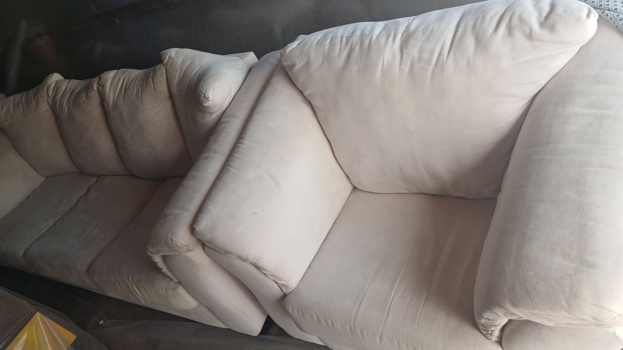 Vând canapea + fotoliu în stare foarte bună - confortabile și elegante