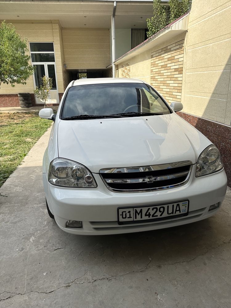 Chevrolet Lacetti bolib tolash uchun sotiladi