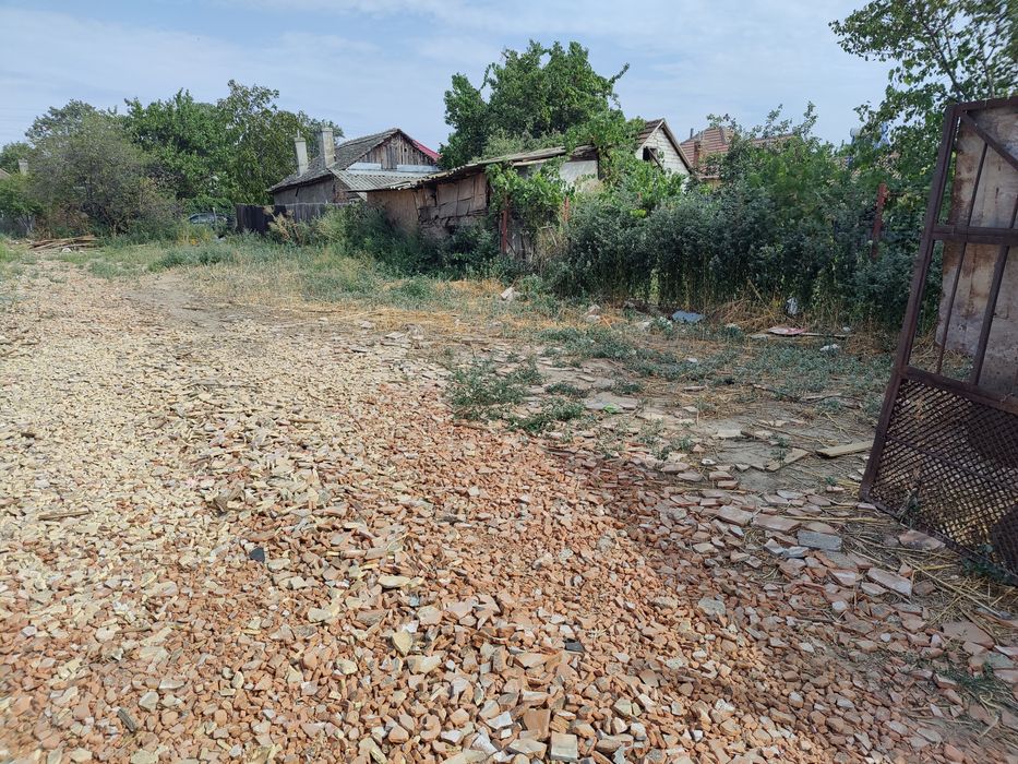 Teren de vânzare!! Deschidere la două străzi asfaltate.