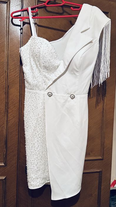 Vând rochie albă tip sacou cu perle si franjuri