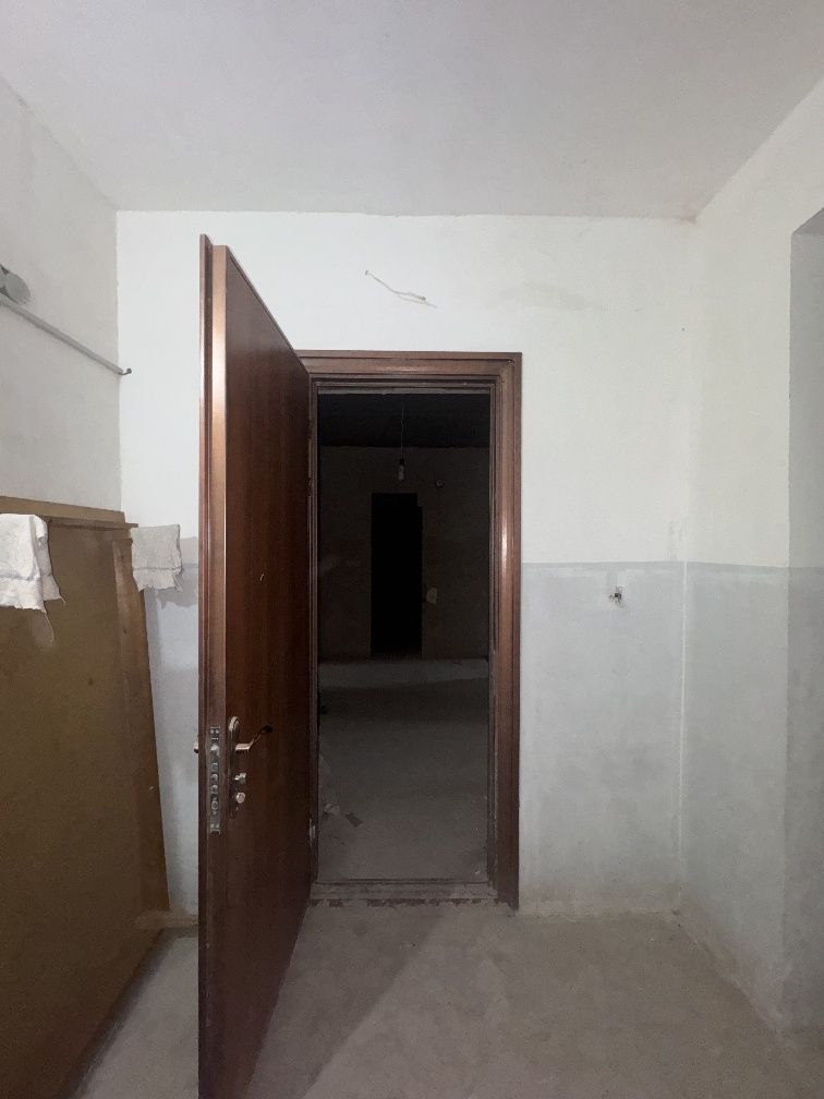 Городской больница касында 5-этажлы домнын 1 етажиндаги квартира