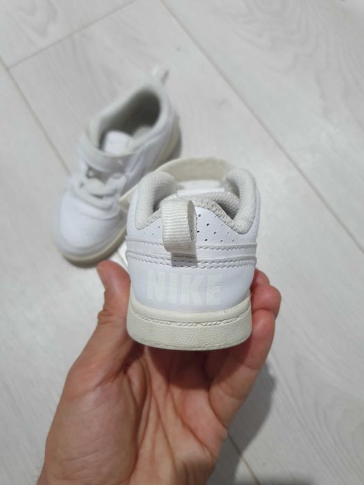 Adidasi Nike albi 26