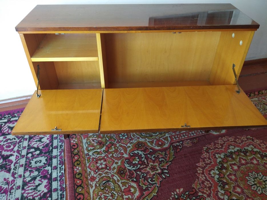 Тумбочка полированная.