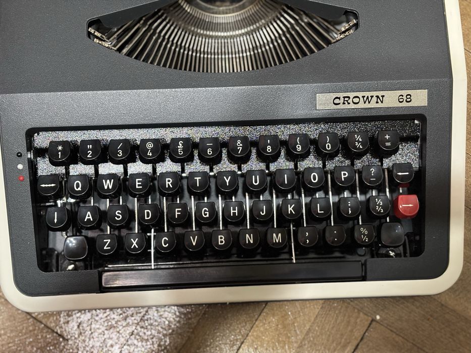 Чисто нова Ретро пишеща машина Crown 68 Modell 1300 F/T