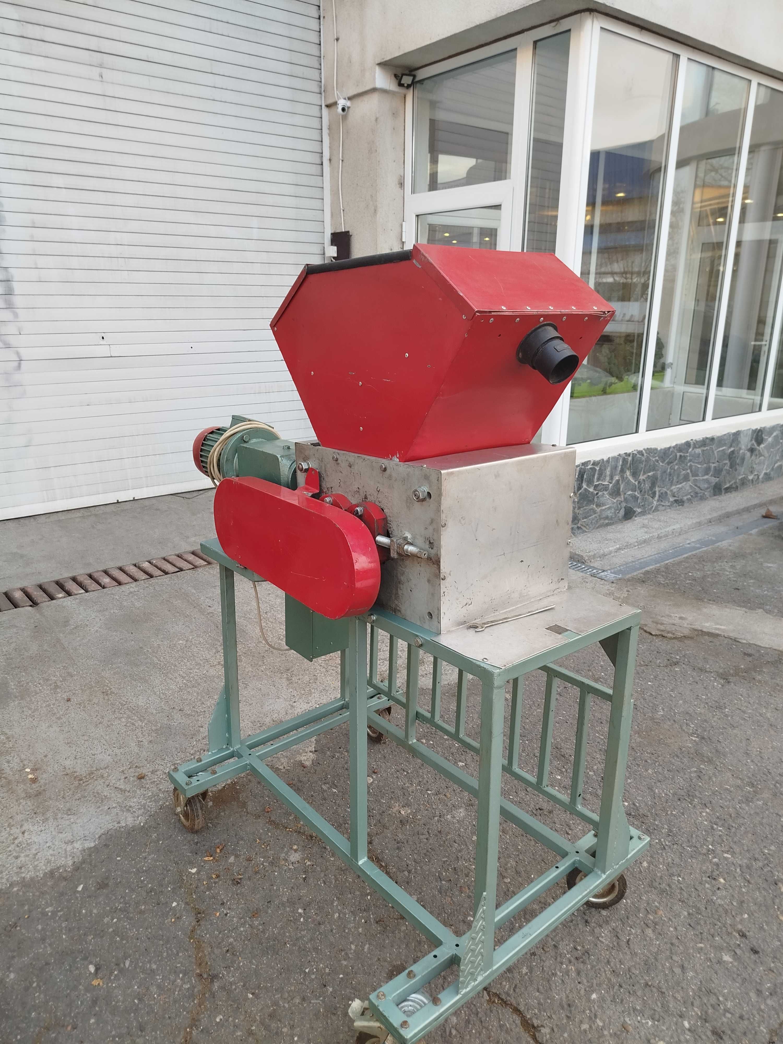 Продавам машина за чупене на лешници,кайсиеви ядки,бадем