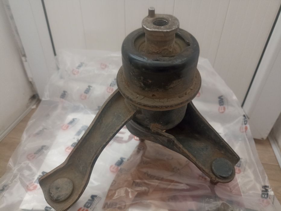 Продам подушка мотора правый и левый оригинал по 13000тг