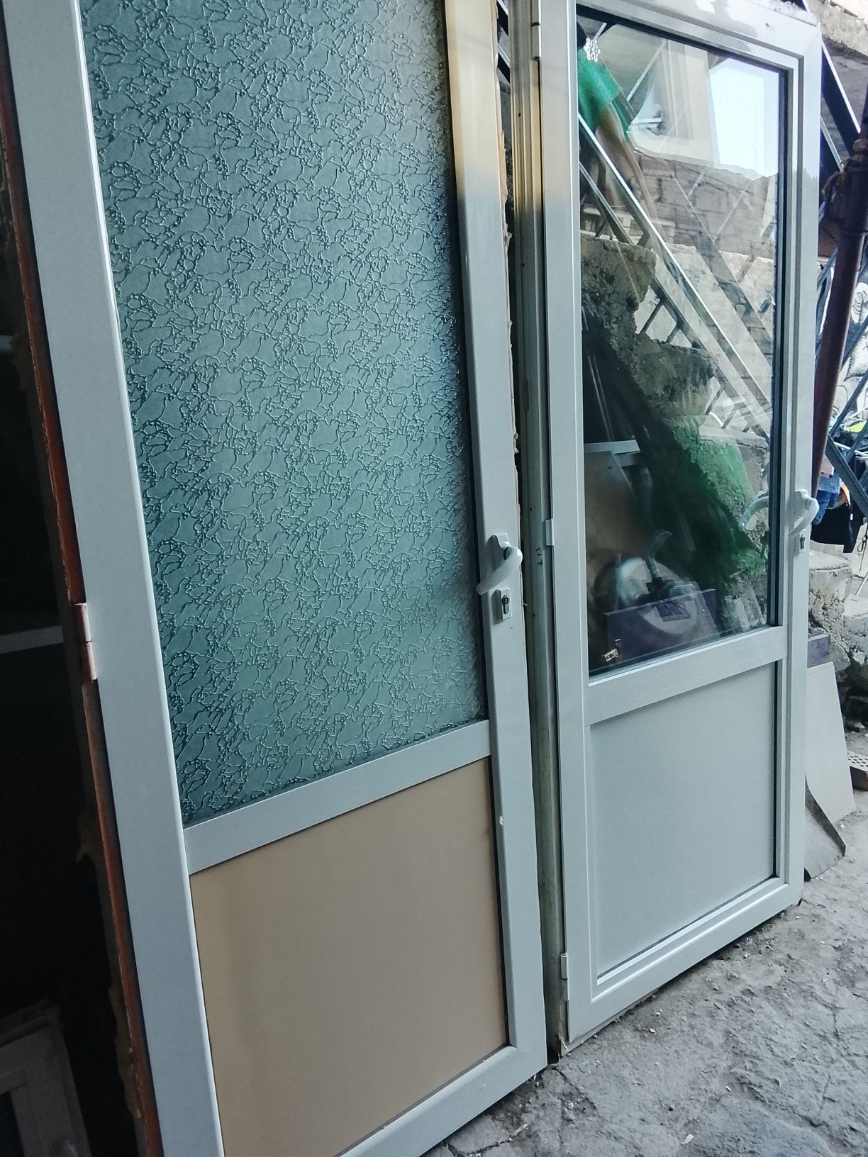 Продавам вход  масивна врата вратата се предлага с каса и первази ключ