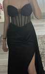 Rochie neagra cu trena intr o parte si crapatura pe picior