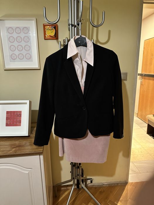 Костюм за офиса- розова велурена пола и риза и черно сако.