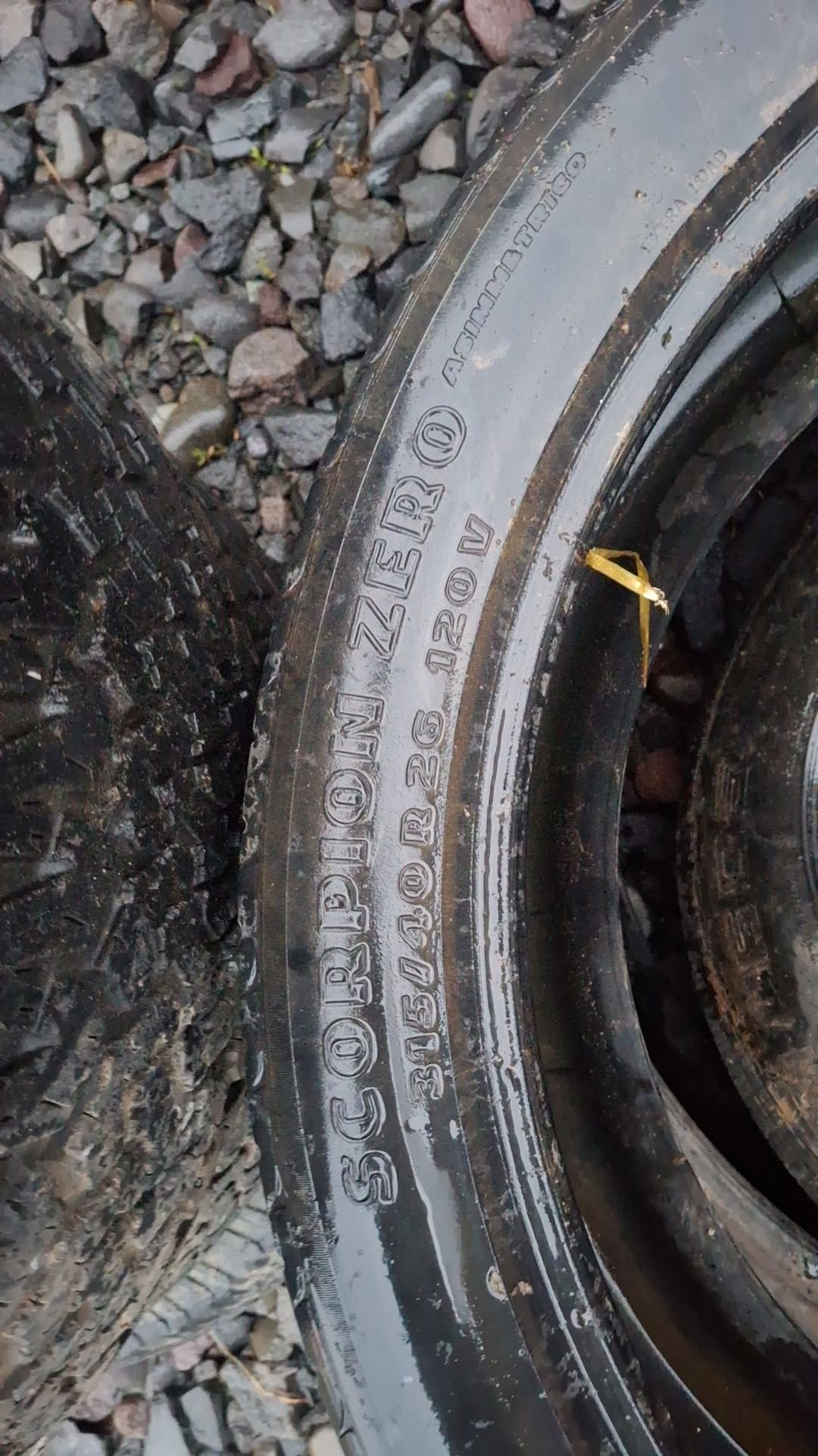 Vând 2 cauciucuri