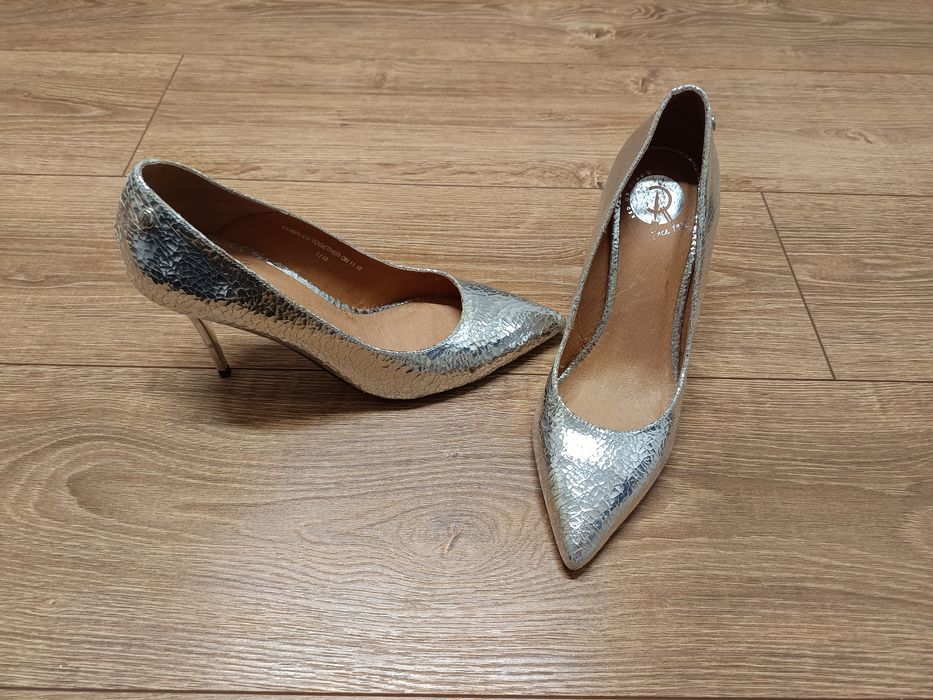 Vând pantofi piele noi int./ext., mărimea 40, marca Red or Dead