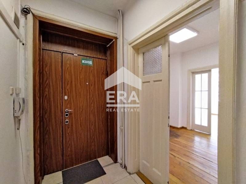 Дава се под наем Офис в София, Център - 100 кв.м за 700 € - Снимка #2