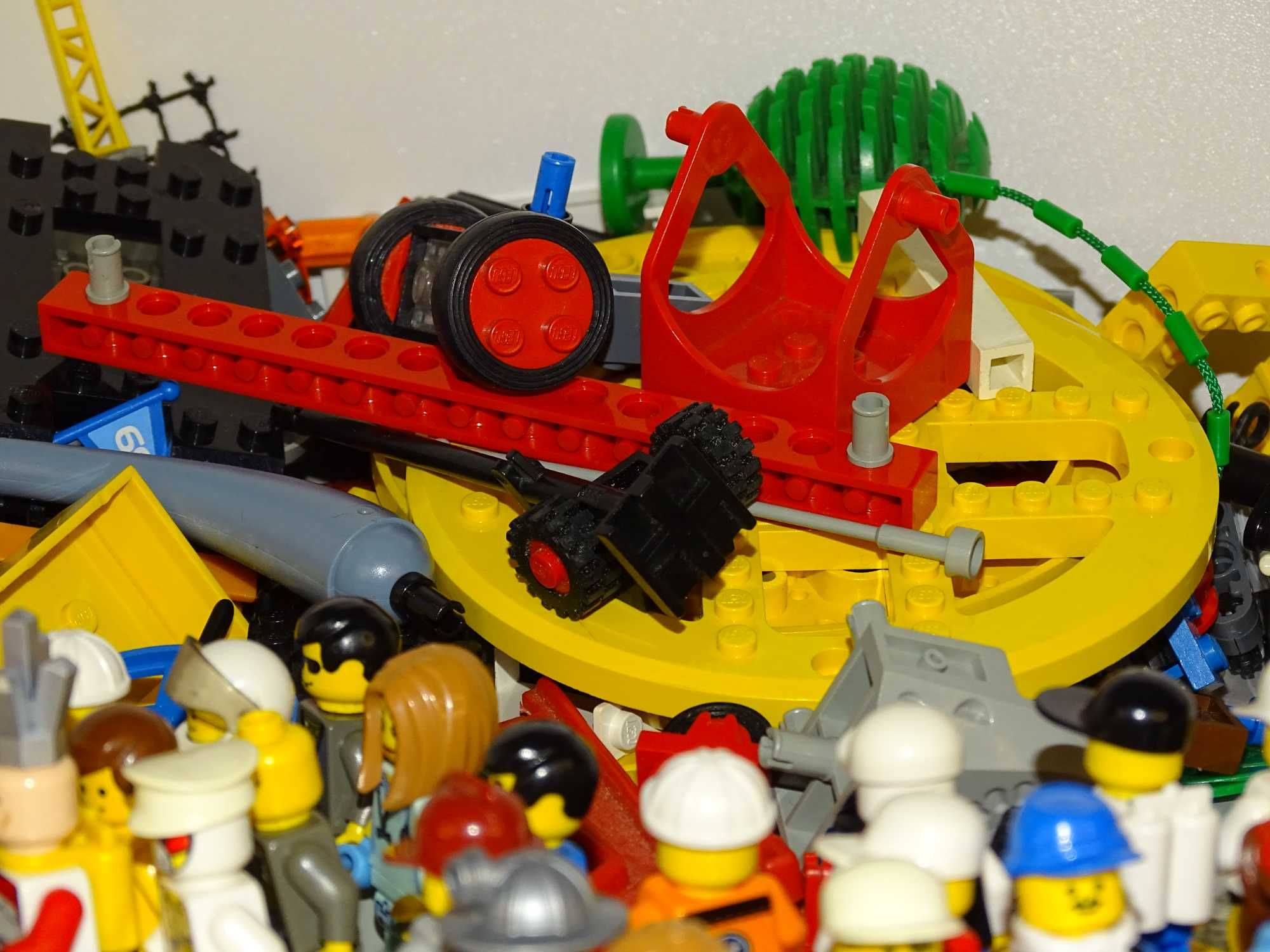 40 бр. Лего (LEGO) човечета и различни части от стари конструктори