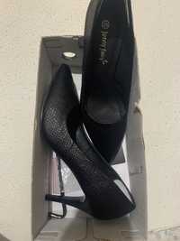 Pantofi tip stiletto