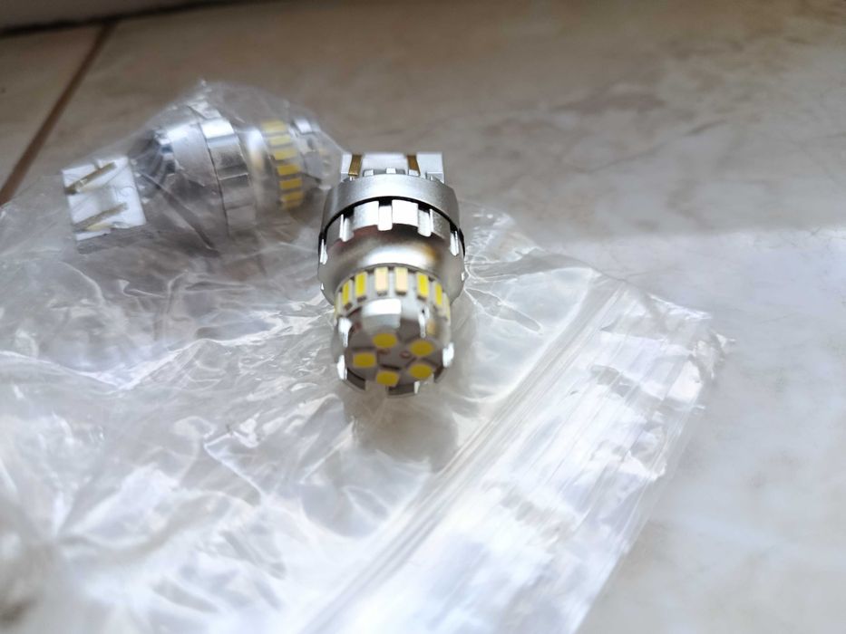 LED alb pozitie Dacia DUSTER si altele soclu T20 7443 cu radiator alum