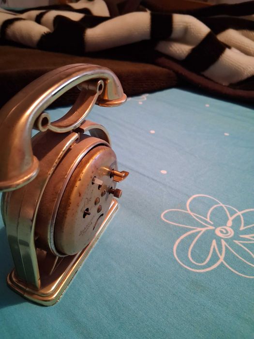 Ceas mecanic vechi de masă