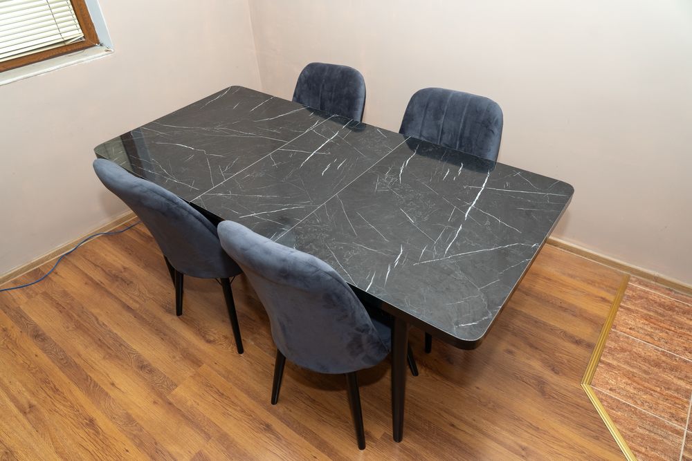 Комплект маса с 4 стола / Отлично състояние