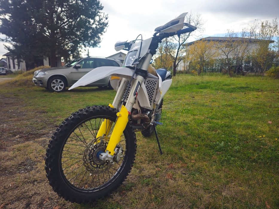 Vând husqvarna te300 în stare bună de funcționare.