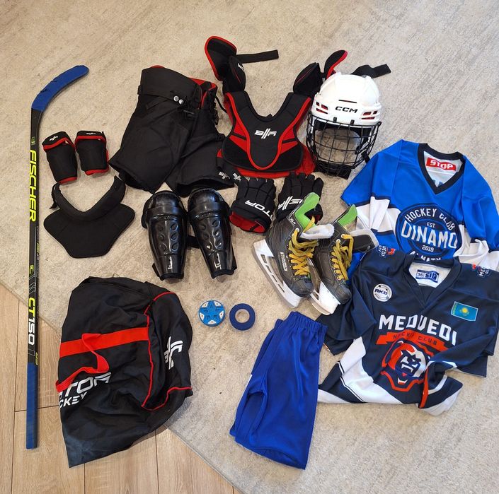 Продам  полный комплект хоккейную экипировку.