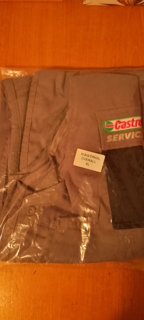 Salopetă , tricou , șapcă , pachet CASTROL , nou (numai în București)